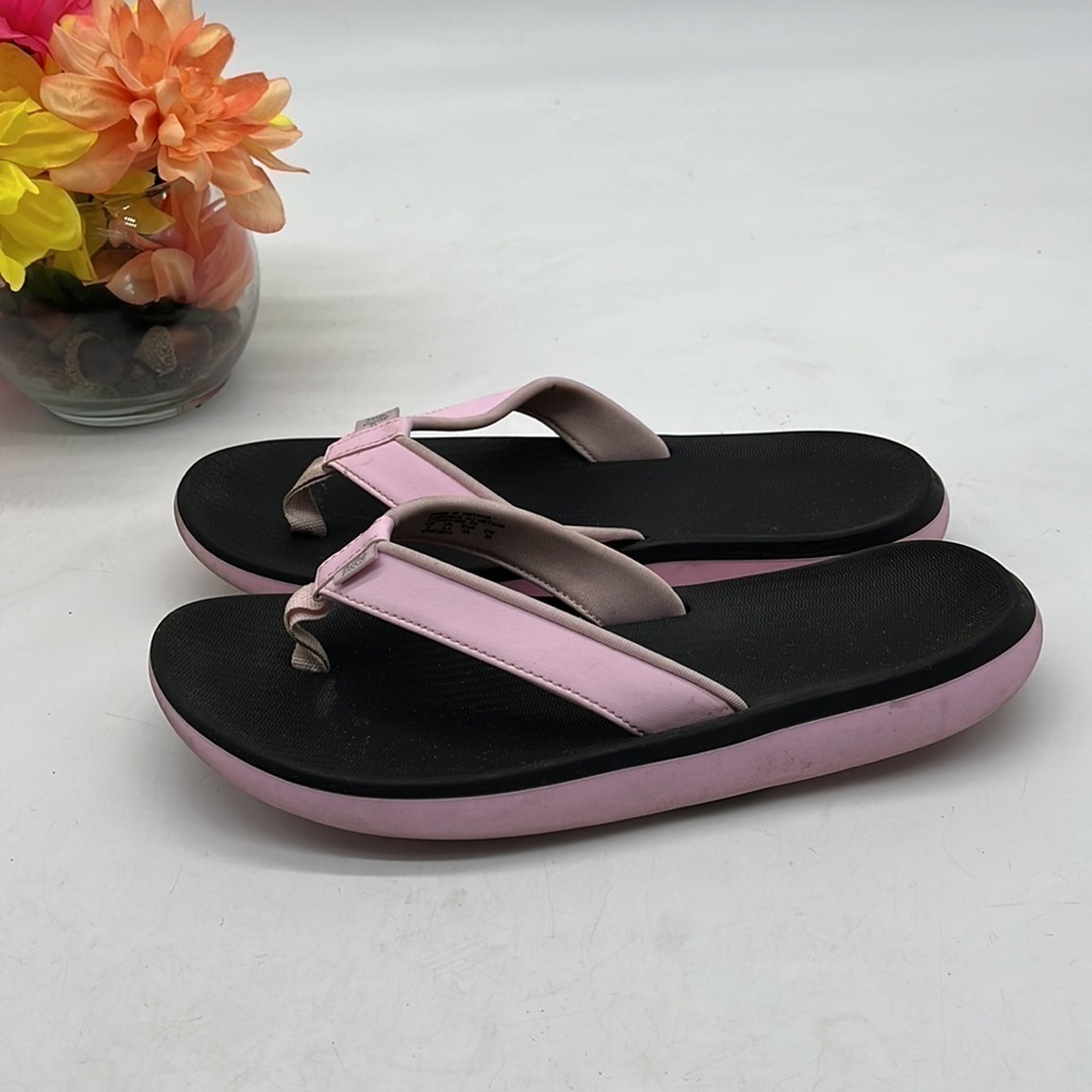Nike light pink thong sandal Size 8. FFT2756E